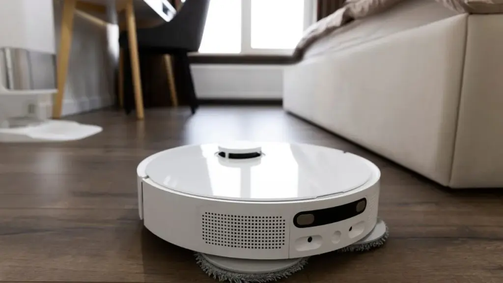 robô aspirador e passa pano faxinando casa