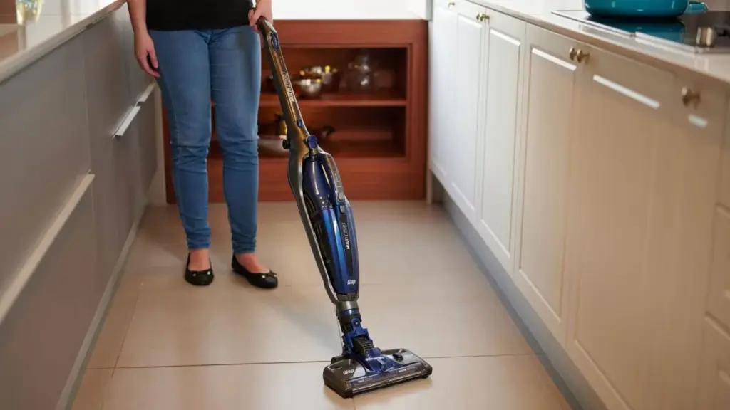 Mulher aspirando sala com aspirador de pó vertical sem fio